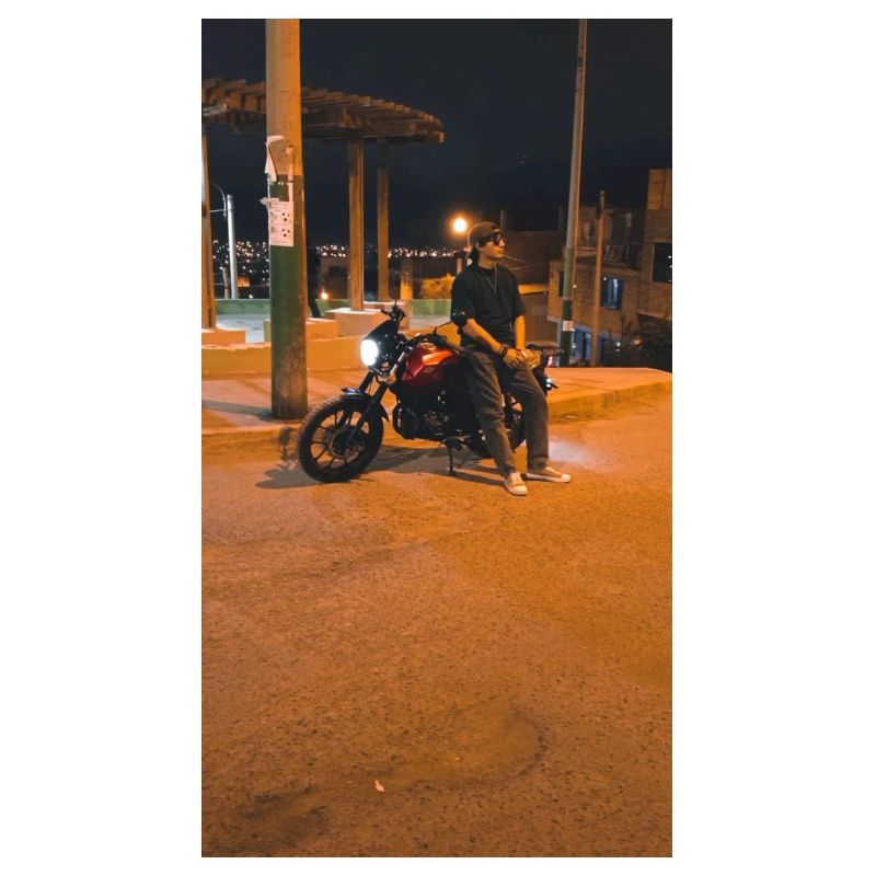 Nachtfahrt auf städtischem Motorrad
