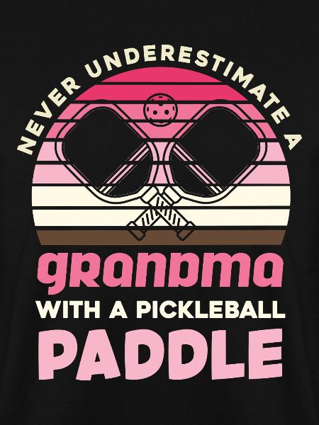Oma mit Pickleball-Paddel Retro