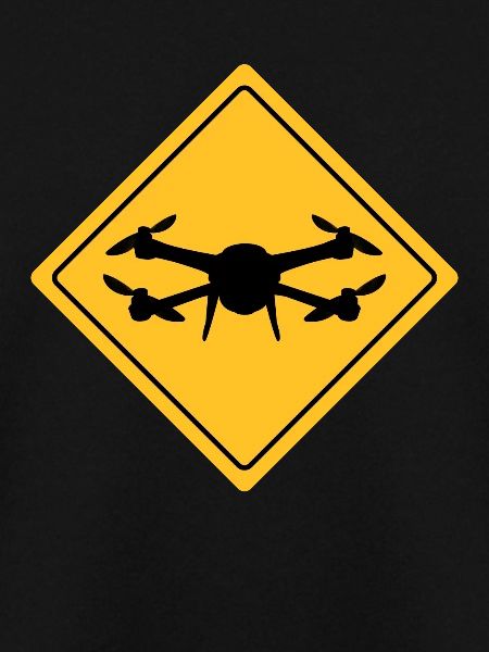 Drohne mit Warnschild Drohnenflieger