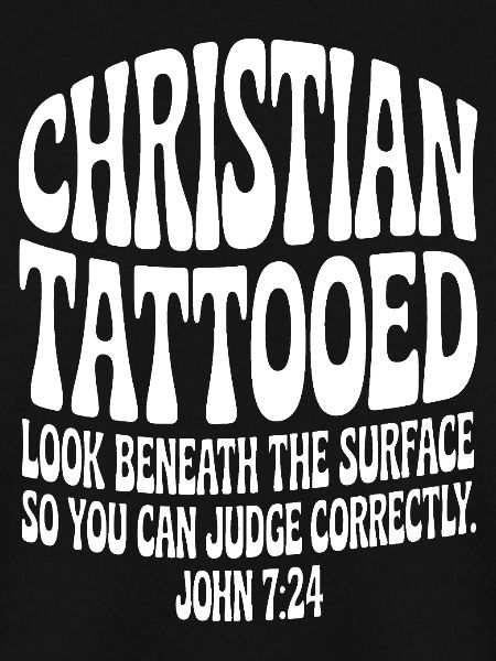 Christlich tätowierter Look darunter