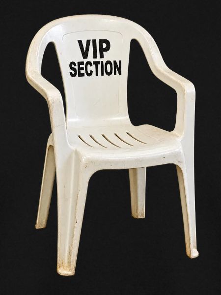 VIP Section – Plastikstuhl mit Größenwahn