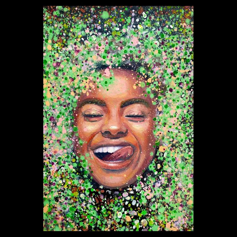 Femme au visage heureux avec la langue