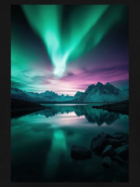 Polarlichter über arktischen Gipfeln