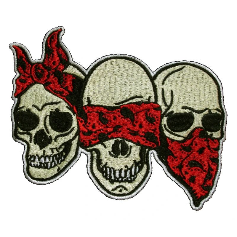 Trois crânes avec un masque oculaire rouge / Trois crânes