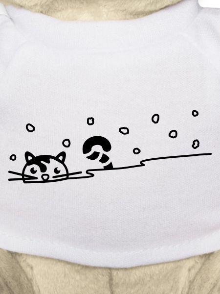 Chat mignon dans la neige