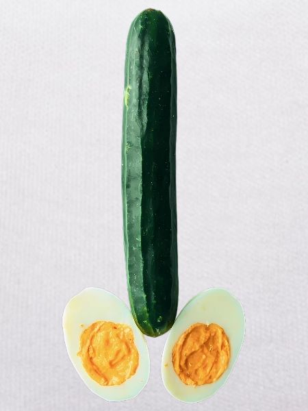 Frische Gurke mit Eierhälften