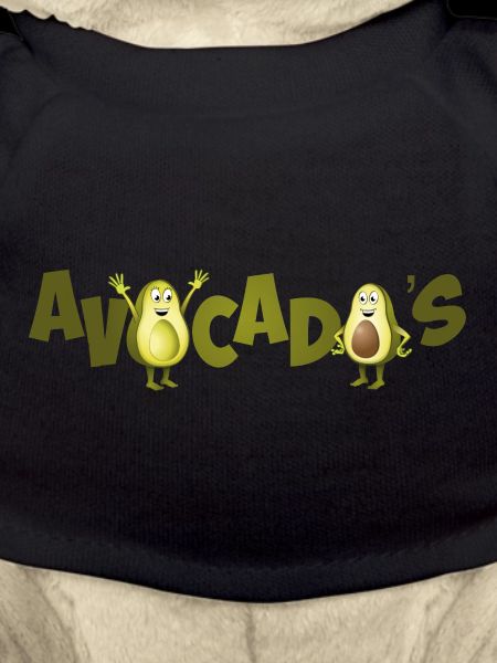 Image joyeuse de deux avocats.