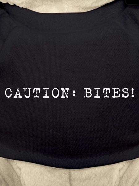 Caution: Bites! – Minimalistisches Statement