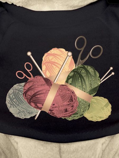 Wollknäuel & Stricknadeln mit Scheren