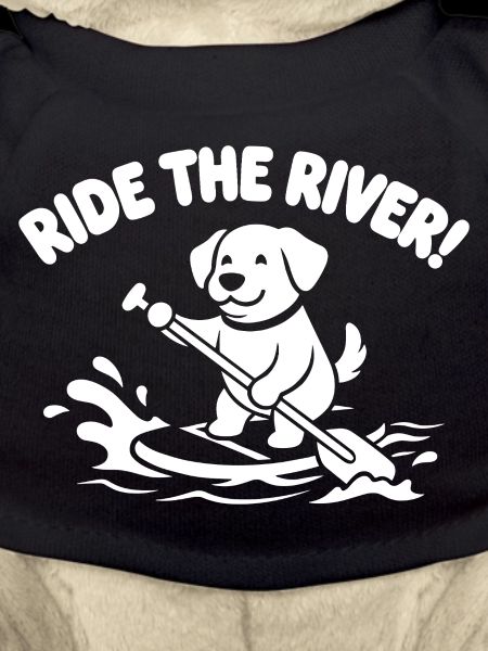 Paddelhund am Fluss