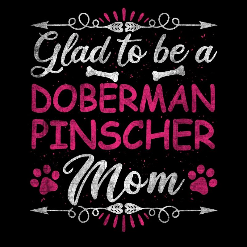 Maman chien heureuse d’être une maman doberman Pinscher