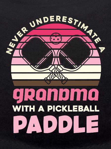 Oma mit Pickleball-Paddel Retro
