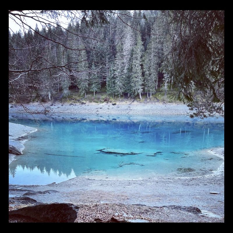 Bergsee im Winter
