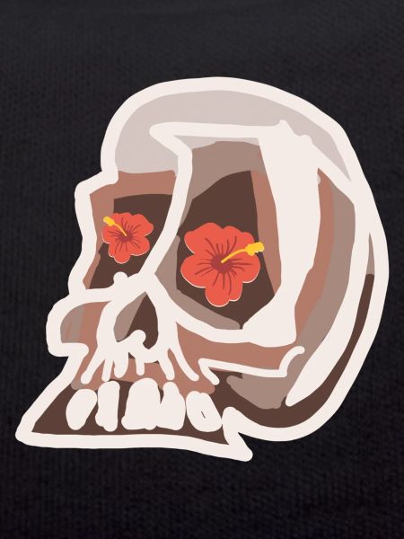 Crâne avec des fleurs d’hibiscus