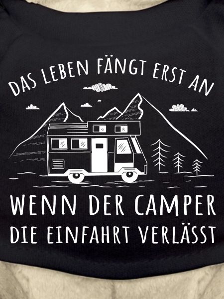 Camper verlässt die Einfahrt