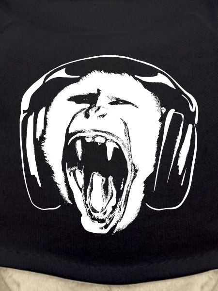 Affe hört Musik über Kopfhörer