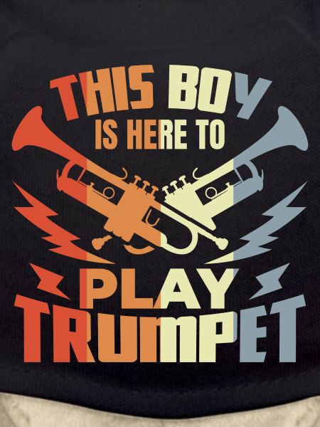 Junge der Trompete spielt