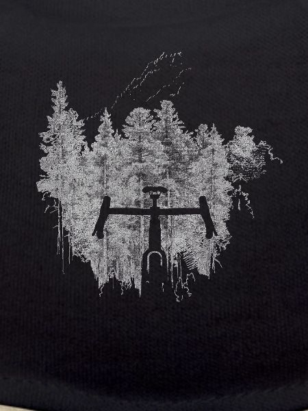 Vélo silhouette en forêt