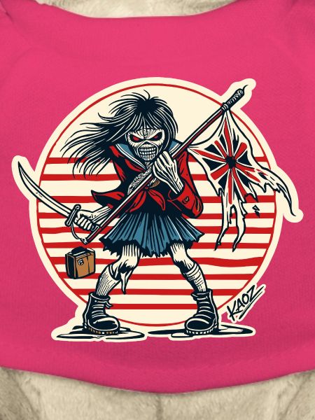 Abtrünnige Samurai-Jungfrau mit zerfetzter Flagge