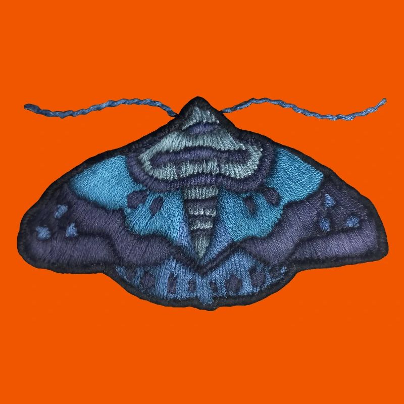 Blaue Motte – einzigartiges Stickmuster