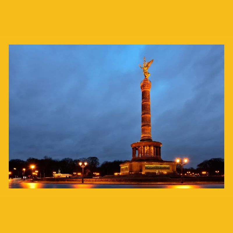 Berliner Siegessäule bei Einbruch der Dämmerung