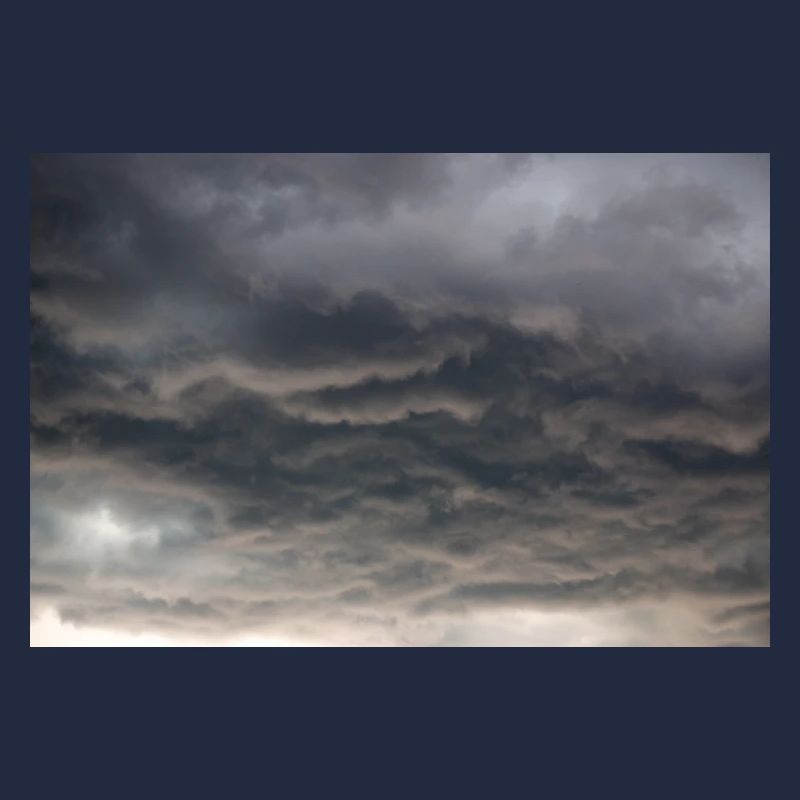 Dunkle Wolkenformationen im Sturm