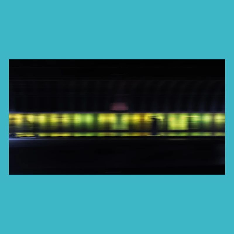 Piétons dans le tunnel devant une couleur néon