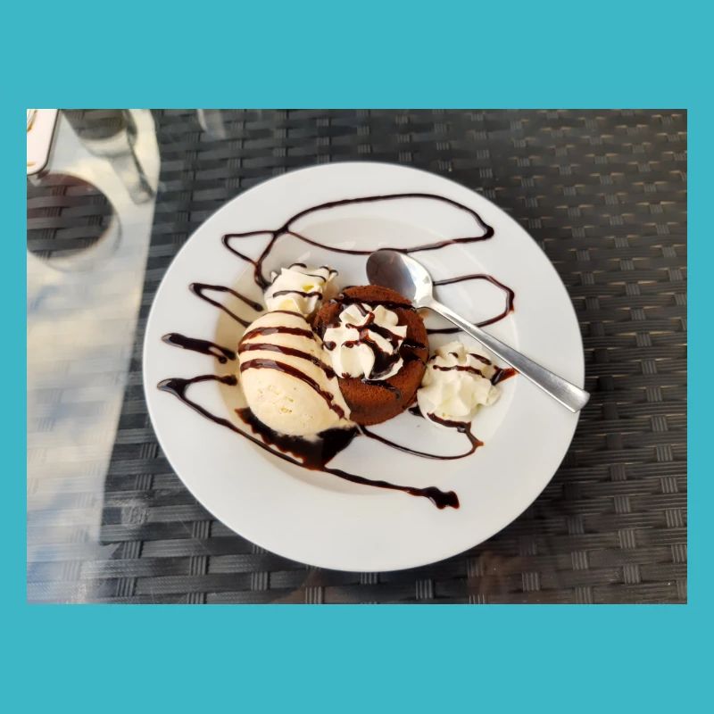 Gâteau de lave avec dessert à la crème glacée