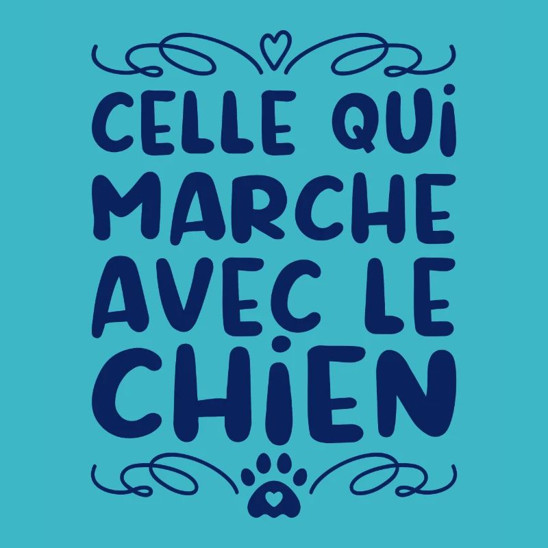 celle qui marche avec le chien