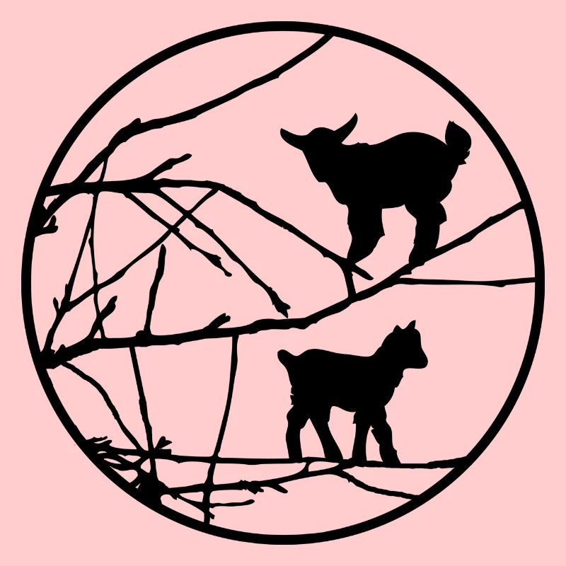 Petits agneaux de chèvre comme silhouettes dans l’arbre