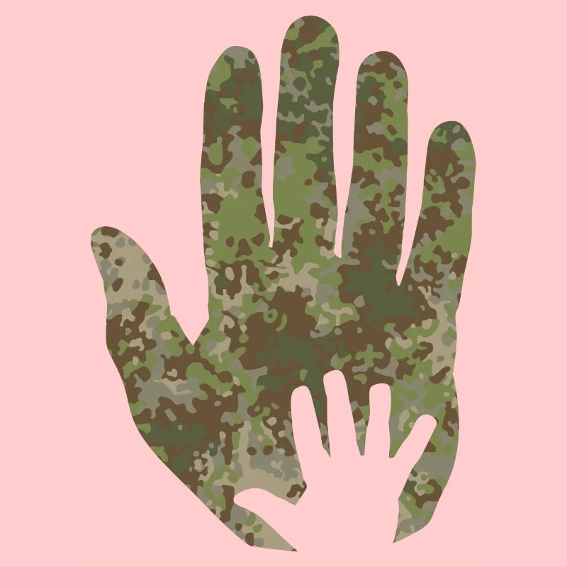 Main de bébé de camouflage multitarn à la main