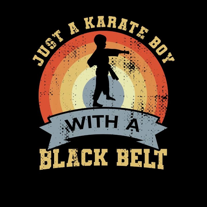 Garçon de karaté avec ceinture noire