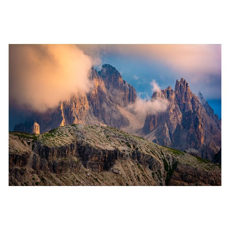 Groupe de Cadini dans les Dolomites dans le brouillard