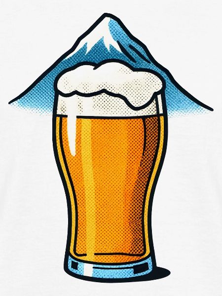 Bierglas vor Berggipfel