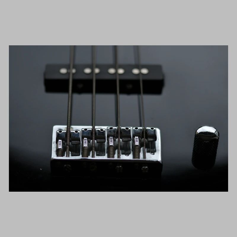 Le support latéral d’une basse électrique noire.