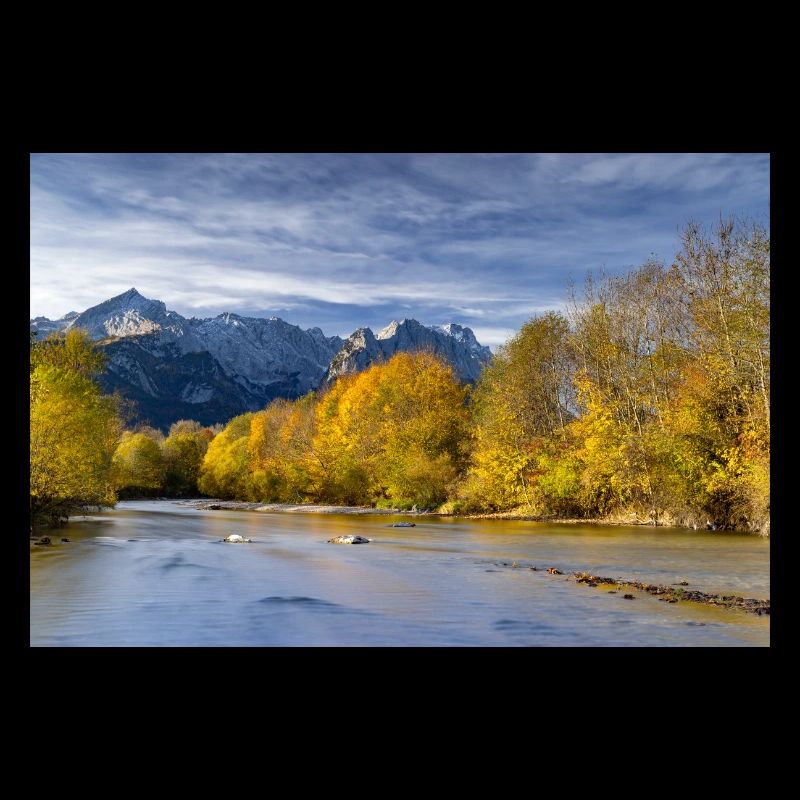 Herbststimmung an der Loisach mit Zugspitze