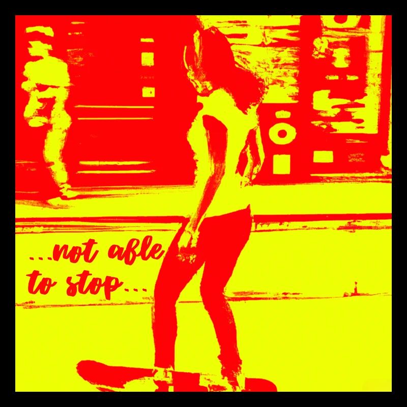 Fille faisant du skateboard dans la rue