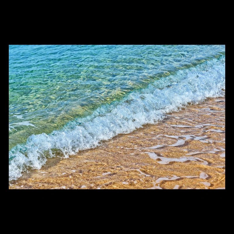 Des vagues cristallines sur une plage de sable doré
