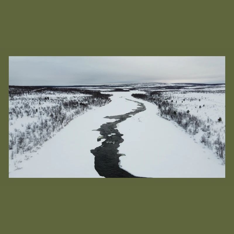 Une rivière sinueuse dans un paysage enneigé