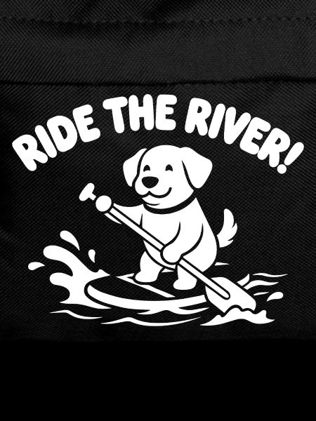 Paddelhund am Fluss