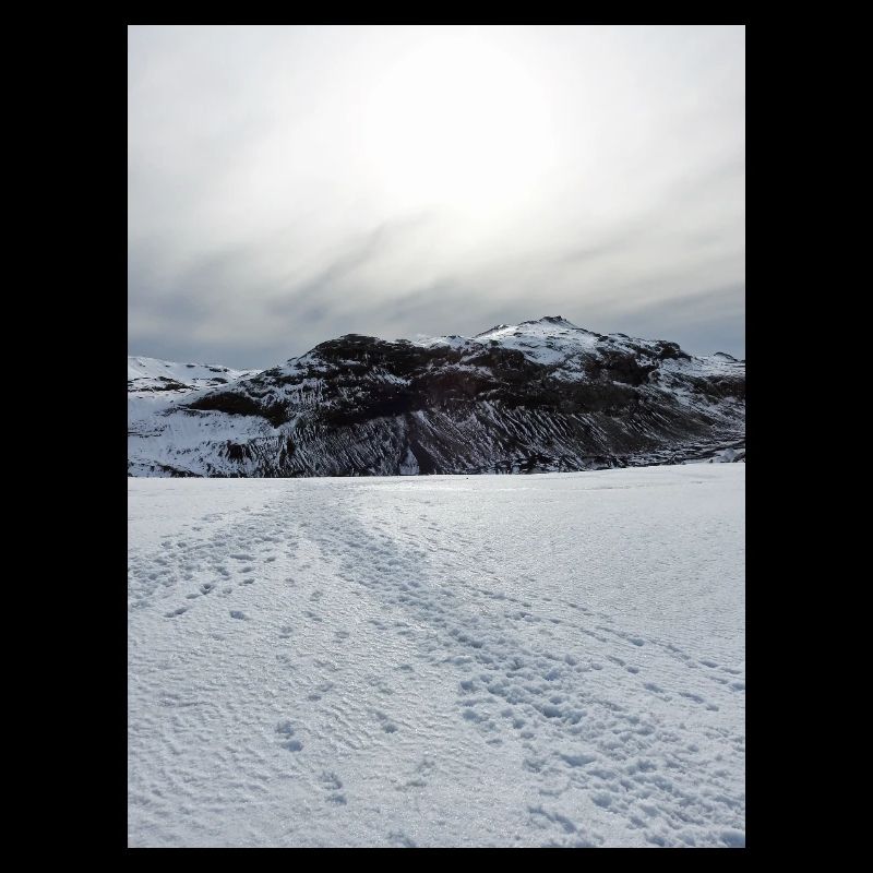 Schneebedeckter Horizont unter blasser Sonne