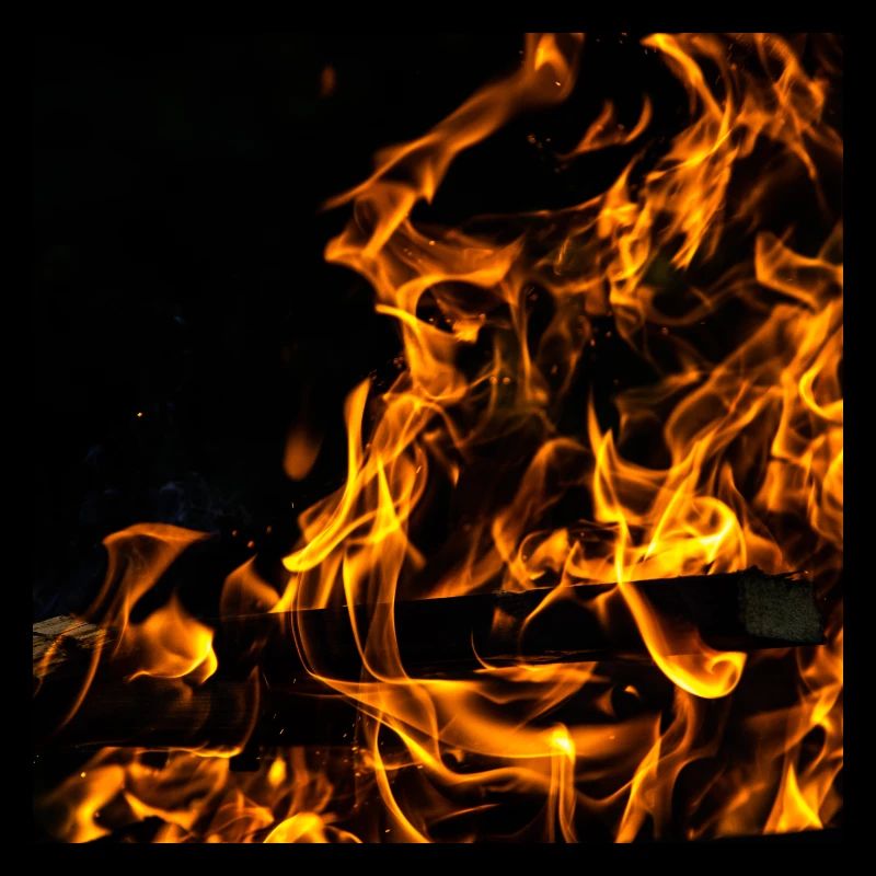 Loderndes Feuer in der Nacht