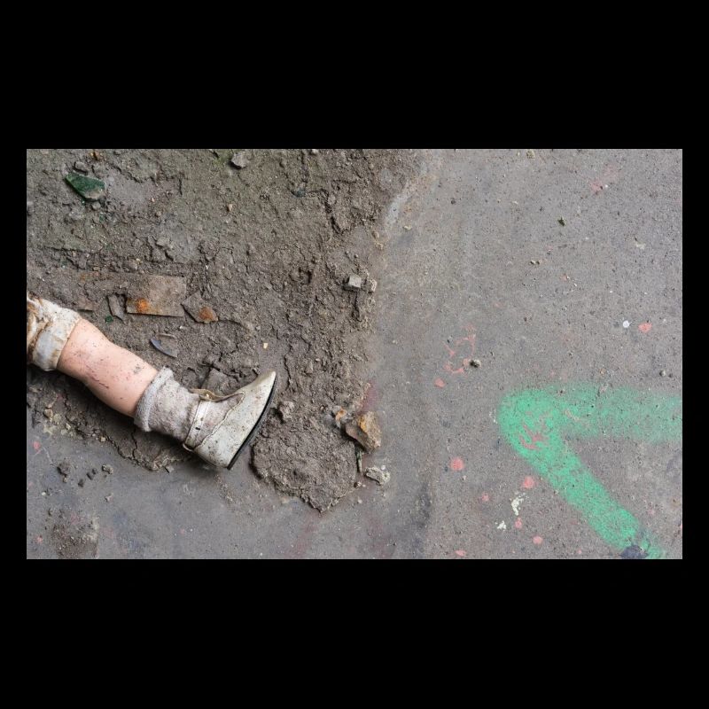 the missing doll's leg