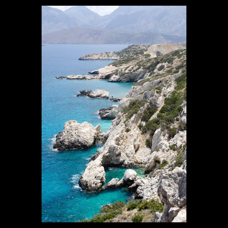 Falaise de pierre au bord de la mer de Crète