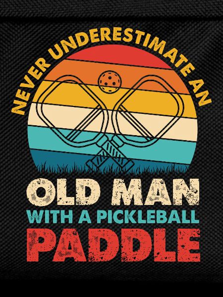 Alter Mann mit Pickleball Paddel
