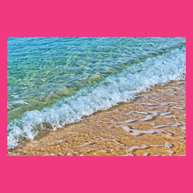 Des vagues cristallines sur une plage de sable doré