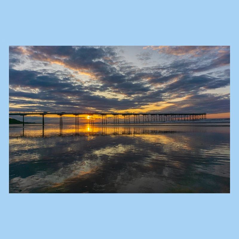 Reflets de la jetée du coucher de soleil