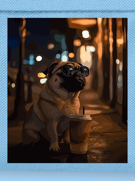 Mops mit Sonnenbrille und Eiskaffee