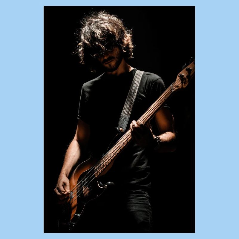Mitternachts-Bassist im Schatten