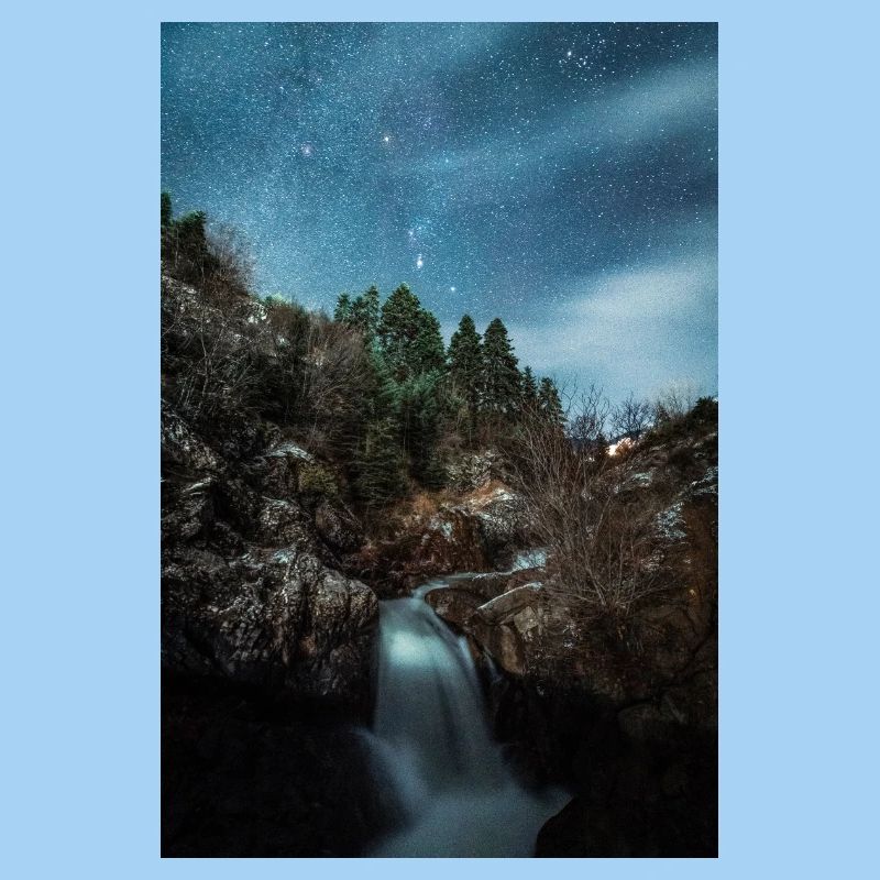 Constellation d’Orion au-dessus d’une rivière incroyable